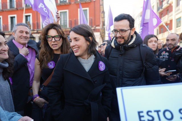 La secretaria política de Podemos y eurodiputada, Irene Montero (i), y el coordinador general de la formación en Castilla y León Miguel Ángel Llamas (d) atienden a los medios durante una concentración convocada por las Plataformas por la Sanidad Pública