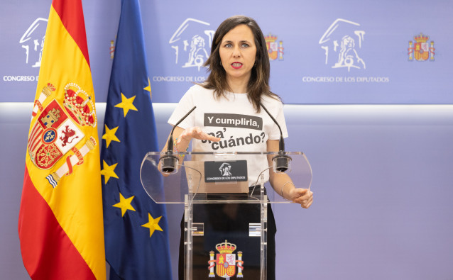 La secretaria general de Podemos, Ione Belarra, con una camiseta sobre la Constitución en la que se lee 