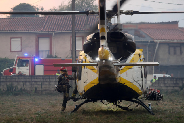 Archivo - Varios bomberos forestales tratan de extinguir el fuego en Lornís, a 18 de septiembre de 2025, en Pantón, Lugo, Galicia (España).