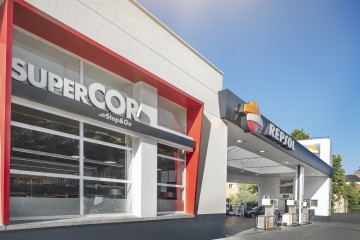 Archivo - Supercor Stop&Go en estación de servicio de Repsol