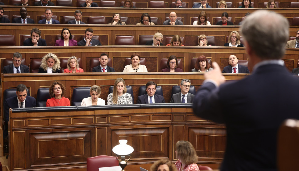 El presidente del Gobierno, Pedro Sánchez, y el líder del PP, Alberto Núñez Feijóo, durnate una sesión de control en el Congreso