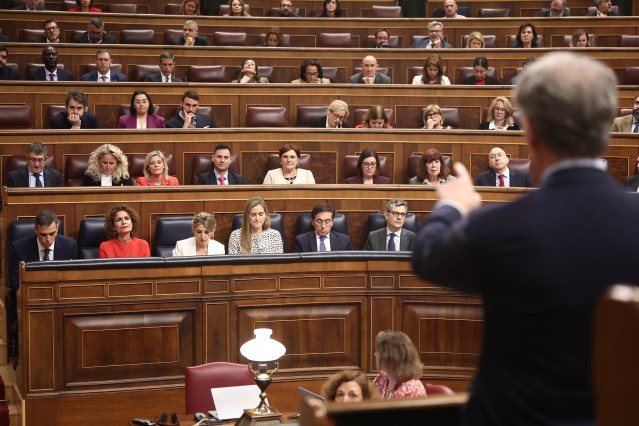 El presidente del Gobierno, Pedro Sánchez, y el líder del PP, Alberto Núñez Feijóo, durnate una sesión de control en el Congreso