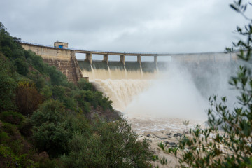 Imagen de la presa del Gergal dentro del término municipal de Guillena (Sevilla) aliviando agua. A 11 de febrero de 2026 en Aznalcóllar, Sevilla (Andalucía, España).