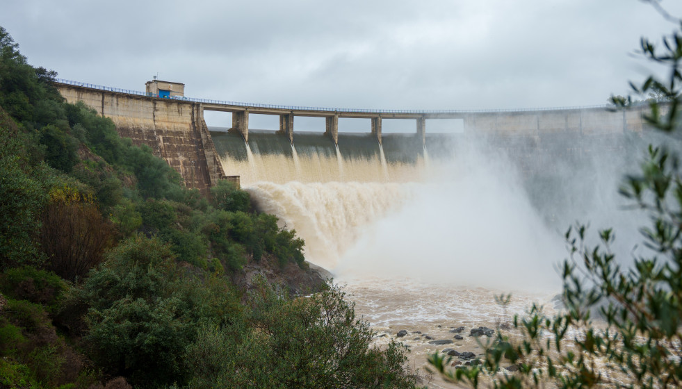 Imagen de la presa del Gergal dentro del término municipal de Guillena (Sevilla) aliviando agua. A 11 de febrero de 2026 en Aznalcóllar, Sevilla (Andalucía, España).