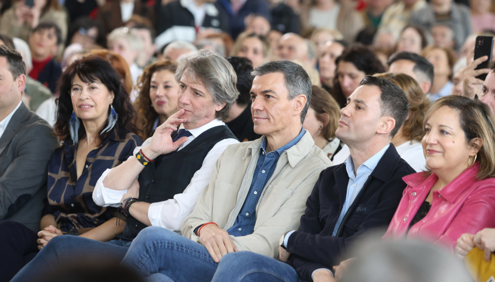 El secretario general del PSOE y presidente del Gobierno de España, Pedro Sánchez (c), acompañado del secretario general del PSOE de Castilla y León, alcalde de Soria y candidato a la presidencia 