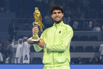 EuropaPress 7313101 doha feb 22 2026    champion carlos alcaraz poses with the trophy during