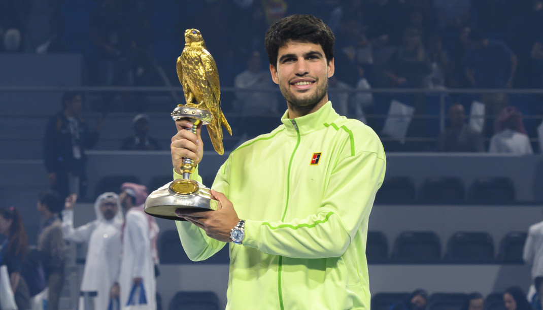 EuropaPress 7313101 doha feb 22 2026    champion carlos alcaraz poses with the trophy during
