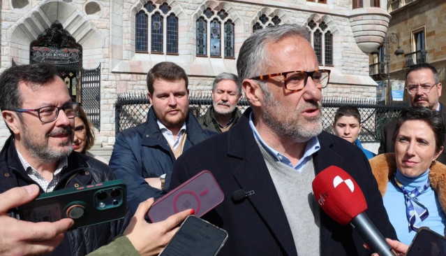 El candidato de Vox a la Presidencia de la Junta, Carlos Pollán, en una atención a medios en León.