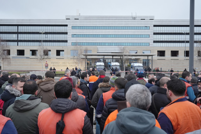 Trabajadotres de Tubos Reunidos concentrados hasta la sede del Gobierno Vasco el Lakua, (archivo)