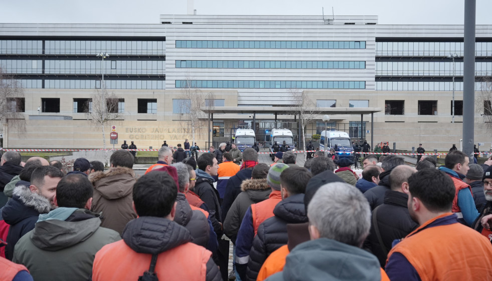 Trabajadotres de Tubos Reunidos concentrados hasta la sede del Gobierno Vasco el Lakua, (archivo)