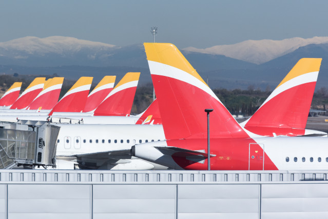 Archivo - Aviones aparcados en las pistas durante el último día de la huelga del servicio de handling de Iberia, en el aeropuerto Adolfo Suárez Madrid-Barajas, a 8 de enero de 2024, en Madrid (España). Iberia ha cifrado el seguimiento de la huelga del han