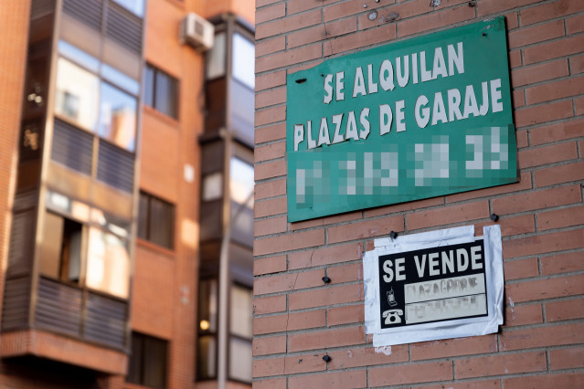Archivo - Un cartel de 'Se vende' pegado a un edificio.