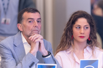 El coordinador general de Izquierda Unida, Antonio Maíllo, y la líder de Movimiento Sumar, Lara Hernández,  durante un desayuno informativo de Nueva Economía Fórum, en el Hotel Mandarin Oriental 