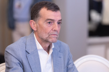 El coordinador general de Izquierda Unida y candidato de Por Andalucía a la Presidencia de la Junta, Antonio Maíllo Cañadas, durante un desayuno informativo de Nueva Economía Fórum, en el Hotel M
