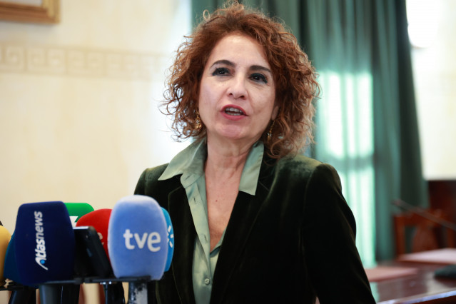 La secretaria general del PSOE-A y vicepresidenta primera del Gobierno y ministra de Hacienda, María Jesús Montero, atiende a los medios antes de mantener una reunión en Grazalema con los alcaldes de la Mancomunidad de Municipios de la Sierra de Cádiz. A