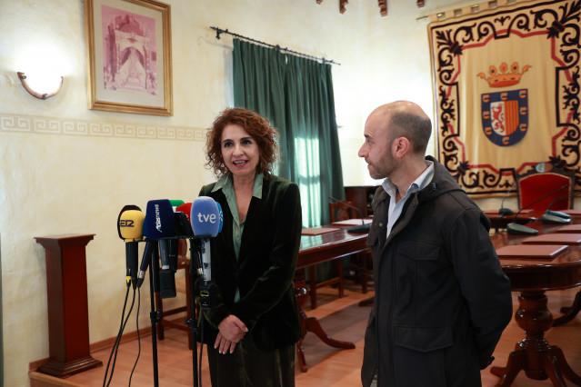 La secretaria general del PSOE-A y vicepresidenta primera del Gobierno y ministra de Hacienda, María Jesús Montero, atiende a los medios antes de mantener una reunión en Grazalema con los alcaldes de la Mancomunidad de Municipios de la Sierra de Cádiz. A