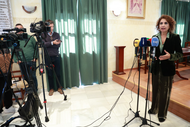 La secretaria general del PSOE-A y vicepresidenta primera del Gobierno y ministra de Hacienda, María Jesús Montero, atiende a los medios antes de mantener una reunión en Grazalema con los alcaldes de la Mancomunidad de Municipios de la Sierra de Cádiz. A