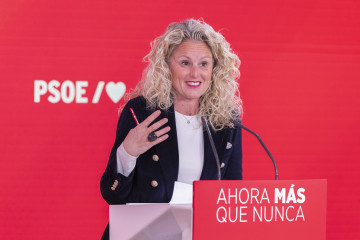 La portavoz del PSOE, Montse Mínguez, en una rueda de prensa en la sede de la calle Ferraz.