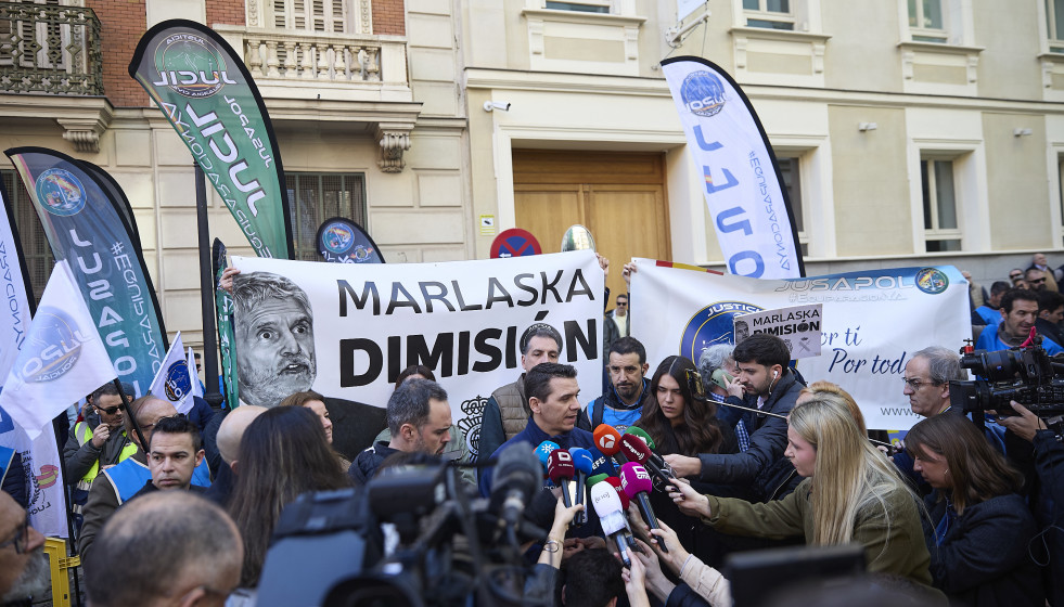 Varias personas durante una protesta contra el ministro del Interior, Fernando Grande-Marlaska, y del director general de la Policía Nacional, Francisco Pardo Piqueras, ante la sede del Ministerio de