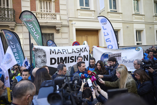 Varias personas durante una protesta contra el ministro del Interior, Fernando Grande-Marlaska, y del director general de la Policía Nacional, Francisco Pardo Piqueras, ante la sede del Ministerio del Interior, a 23 de febrero de 2026, en Madrid (España).