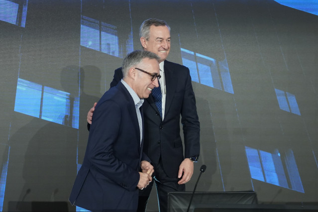 El hasta ahora CEO del Banco Sabadell, César Gónzalez-Bueno (d), y su futuro sustituto en el cargo, Marc Armengol (i), durante una rueda de prensa para presentar los resultados de la entidad, en la sede del Banco Sabadell, a 6 de febrero de 2026, en Sant