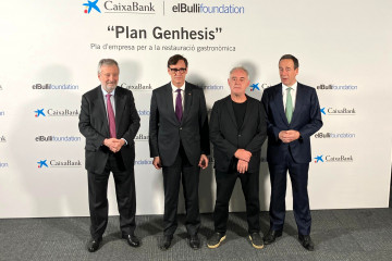 El presidente de CaixaBank, Tomás Muniesa; el presidente de la Generalitat, Salvador Illa; el presidente de elBulliFoundation, Ferran Adrià, y el consejero delegado de CaixaBank, Gonzalo Gortázar.