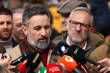 El presidente de VOX, Santiago Abascal (i), atiende a los medios de comunicación tras un acto electoral.