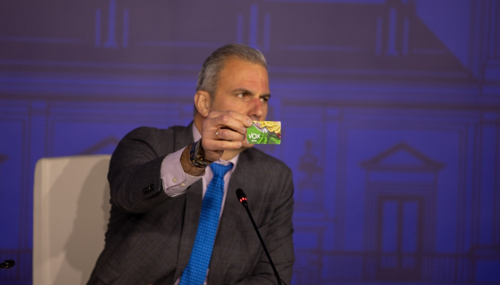 Archivo - El portavoz de Vox en el Ayuntamiento de Madrid, Javier Ortega Smith, con su carnet del partido