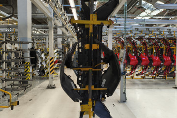 Archivo - Imagen del inteerior de la factoría de Renault en Valladolid.