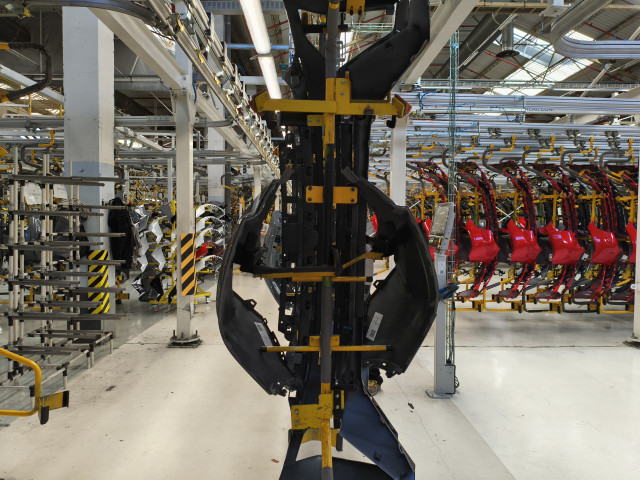 Archivo - Imagen del inteerior de la factoría de Renault en Valladolid.