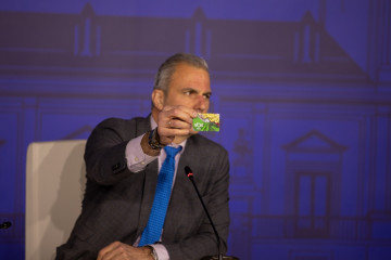 Archivo - El portavoz de Vox en el Ayuntamiento de Madrid, Javier Ortega Smith, con su carnet del partido