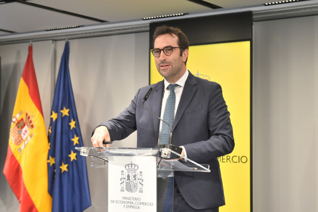 Archivo - El ministro de Economía, Comercio y Empresa, Carlos Cuerpo, durante una rueda de prensa, en la sede del Ministerio, a 12 de junio de 2024, en Madrid (España).