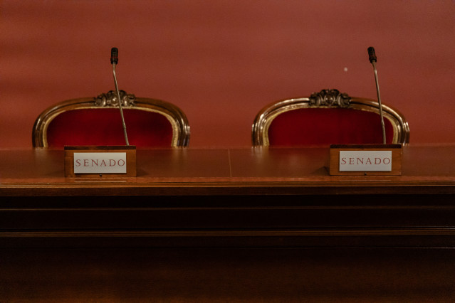 Archivo - Dos asientos en la Sala Manuel Broseta Pont durante la primera jornada de Puertas Abiertas del Senado, a 30 de noviembre de 2022, en Madrid (España).