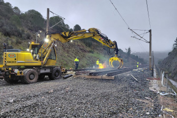 Varios operarios durante las obras de reparación de las vías en Adamuz, a 30 de enero de 2026, en Adamuz, Córdoba