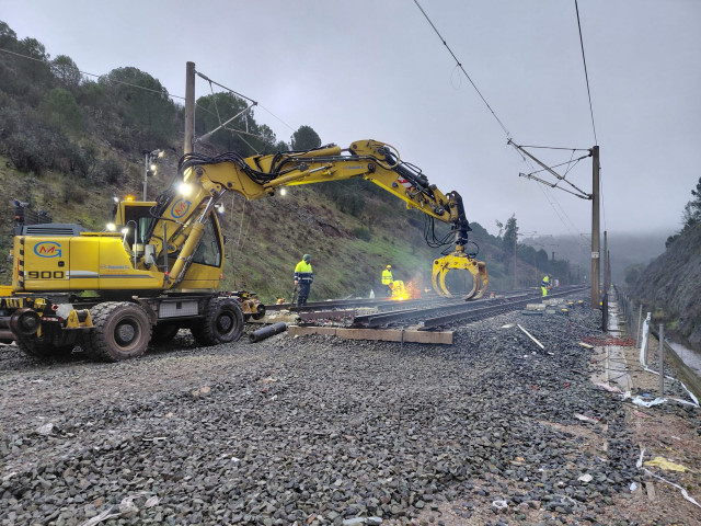 Varios operarios durante las obras de reparación de las vías en Adamuz, a 30 de enero de 2026, en Adamuz, Córdoba