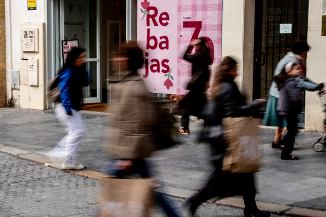 Archivo - Imagen de comercios en las rebajas de enero