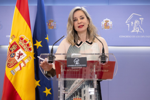 La portavoz de Sumar en el Congreso, Verónica Martínez Barbero, durante una rueda de prensa en el Congreso, a 24 de febrero de 2026, en Madrid (España).