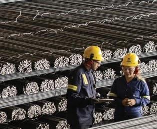Archivo - GOperarios de la acerera brasileña Gerdau.