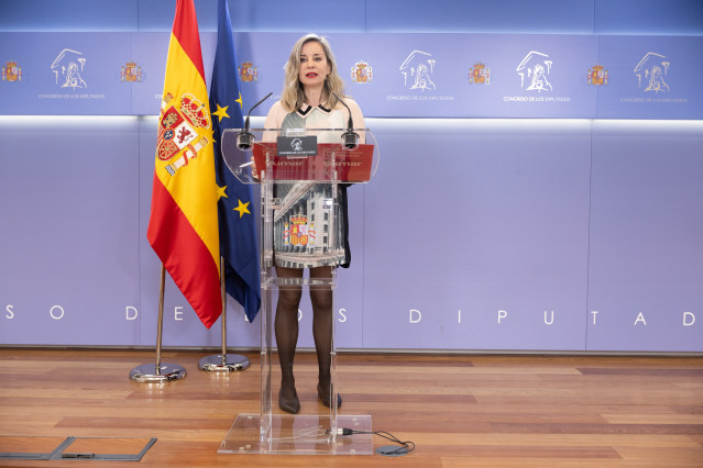 La portavoz de Sumar en el Congreso, Verónica Martínez Barbero, durante una rueda de prensa en el Congreso, a 24 de febrero de 2026, en Madrid (España).