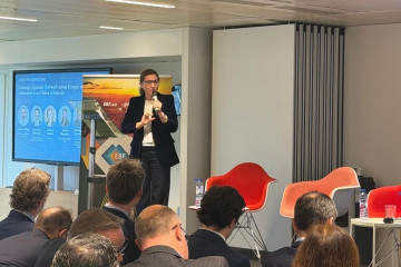 La directora general de la Asociación Española de Banca (AEB), María Abascal, durante el evento organizado por la Federación Bancaria Europea (EBF) sobre 'El futuro de los pagos' en Bruselas.