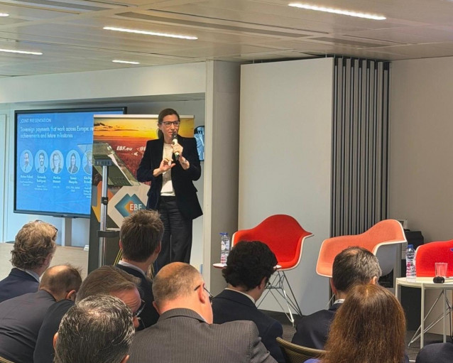 La directora general de la Asociación Española de Banca (AEB), María Abascal, durante el evento organizado por la Federación Bancaria Europea (EBF) sobre 'El futuro de los pagos' en Bruselas.