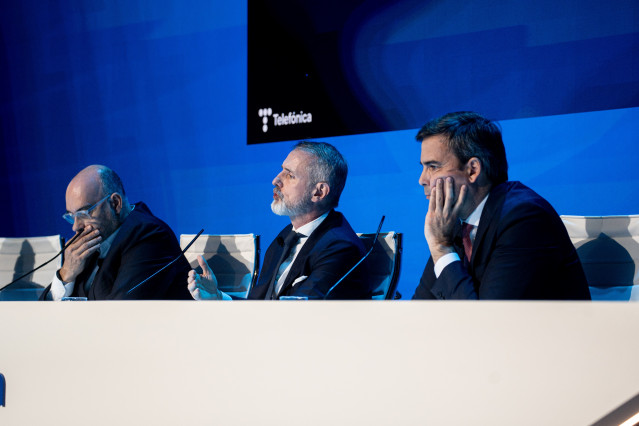 (I-D) El consejero delegado de Telefónica,  Emilio Gayo; el presidente ejecutivo de Telefónica, Marc Murtra; y el director de Finanzas y Desarrollo Corporativo de Telefónica, Juan Azcue; durante la presentación de los resultados correspondientes al ejerci