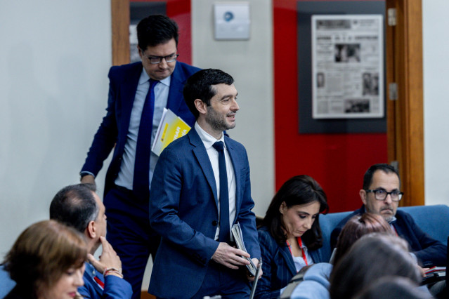 El ministro de Derechos Sociales, Consumo y Agenda 2030, Pablo Bustinduy, a su llegada a la rueda de prensa posterior al Consejo de Ministros de este martes, 24 de febrero