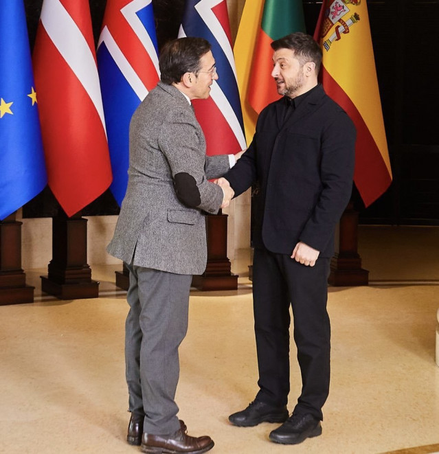 El ministro de Asuntos Exteriores, Unión Europea y Cooperación, José Manuel Albares, saluda al presidente de Ucrania, Volodimir Zelenski, durante su visita a Kiev en el cuarto aniversario de la invasión rusa