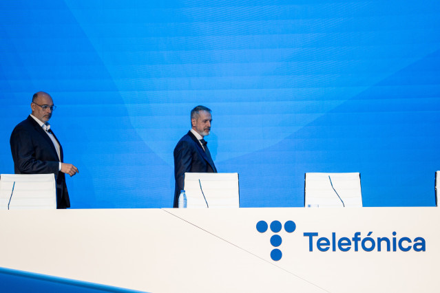 El consejero delegado de Telefónica,  Emilio Gayo (i); y el presidente ejecutivo de Telefónica, Marc Murtra (d); durante la presentación de los resultados correspondientes al ejercicio 2025, a 24 de febrero de 2026, en Madrid (España). Telefónica registró