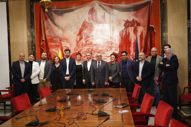 Representantes de Sumar, Podemos, ERC, Bildu y BNG se reúnen en el Congreso con el embajador de Cuba en España, Marcelino Medina.