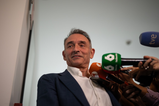 Archivo - El diputado de Sumar Enrique Fernando Santiago a su llegada a la reunión del grupo Parlamentario Plurinacional Sumar en el Congreso de los Diputados, en el Escritorio del Congreso de los Diputados, a 28 de octubre de 2024, en Madrid (España).