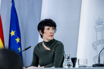 La ministra de Inclusión Seguridad Social y Migraciones, Elma Saiz, durante una rueda de prensa tras el Consejo de Ministros, a 24 de febrero de 2026, en Madrid (España).