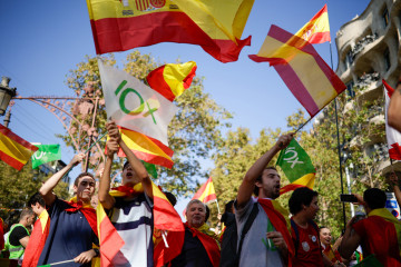 Archivo - Manifestantes con banderas de Vox durante la manifestación organizada por Espanya i Catalans, a 12 de octubre de 2023, en Barcelona con motivo del Día de la Hispanidad.