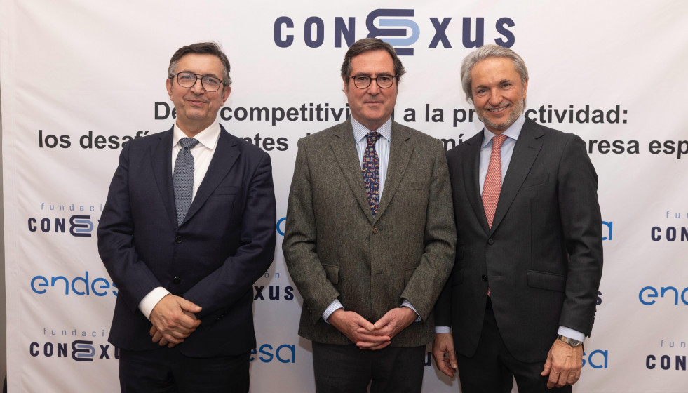 (i-d): El presidente de la CEV, Vicente Lafuente, el presidente de la CEOE, Antonio Garamendi, y el presidente de Fundación Conexus, Manuel Broseta.